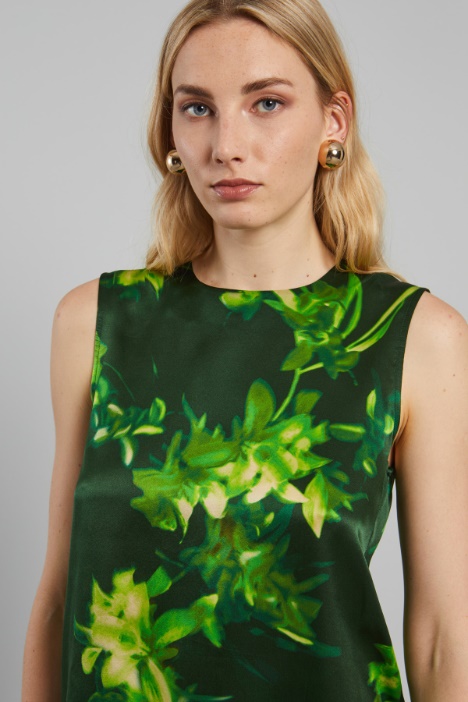 Top smanicato in raso