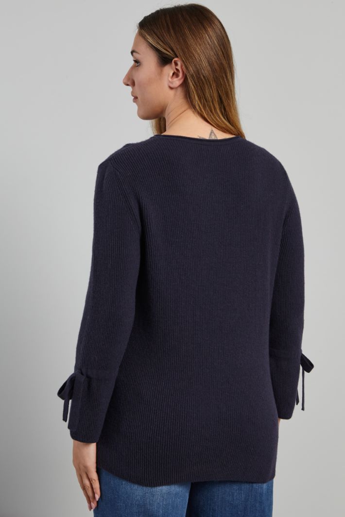 Sweater with tie-embellished sleeves Intrend - 2