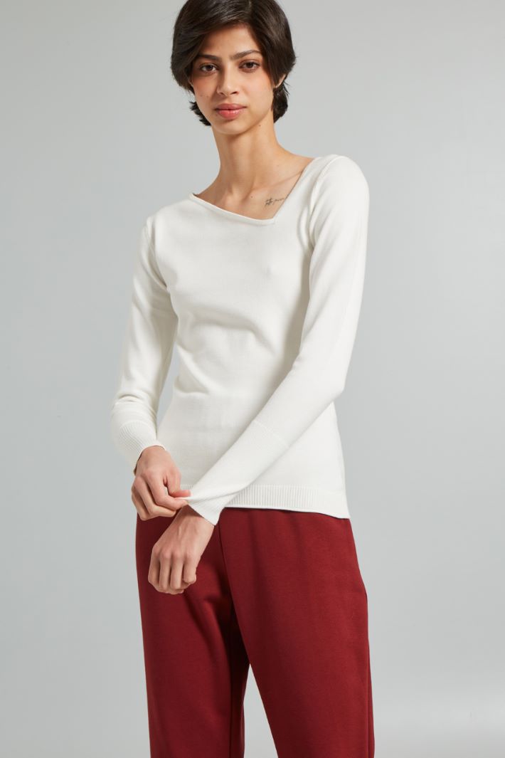 Asymmetric neck sweater Intrend - 3