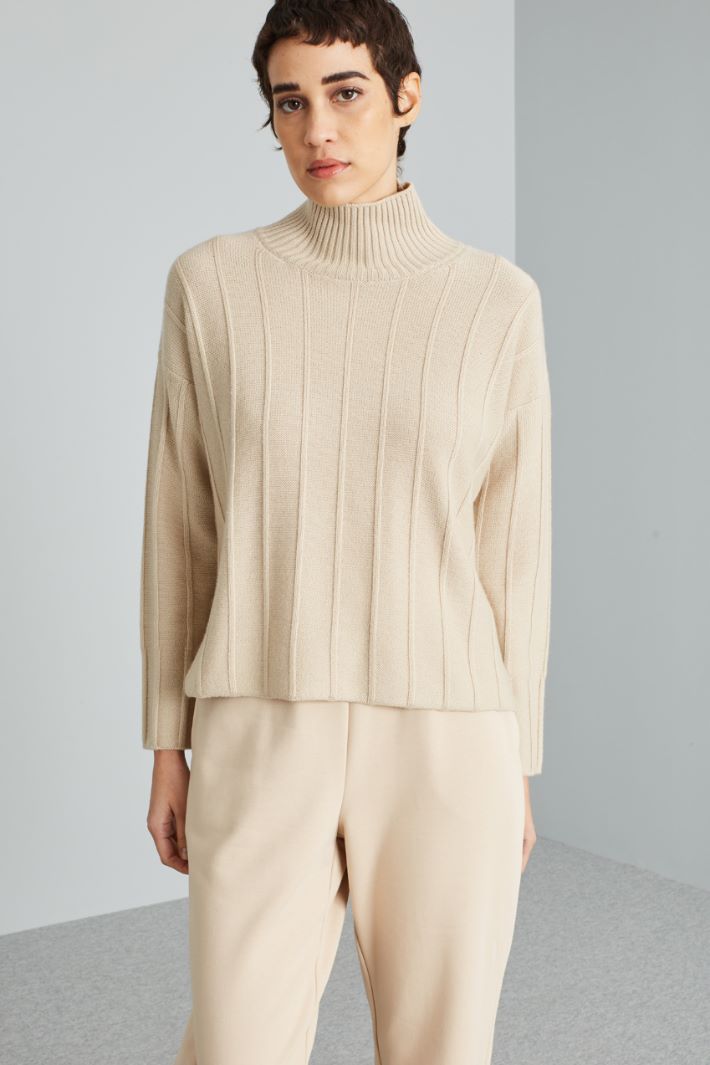 Asymmetrical rib-knit sweater Intrend - 3