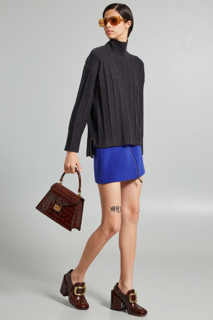 Asymmetrical rib-knit sweater Intrend