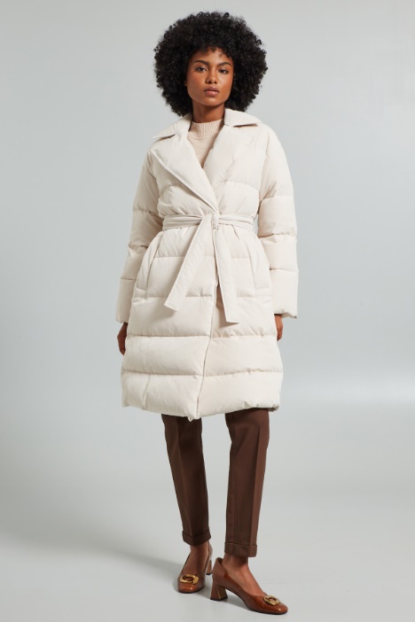 Piumino lungo con cintura