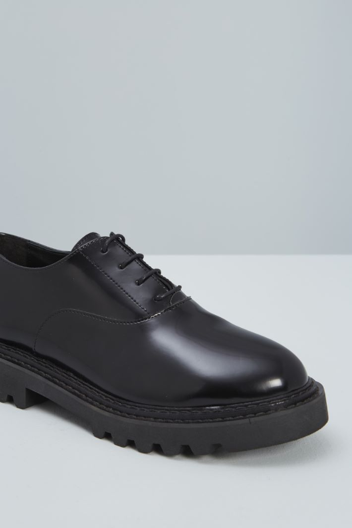 Patent Oxford shoes Intrend - 4