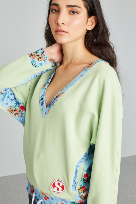 Sudadera con cordón ajustable en el bajo