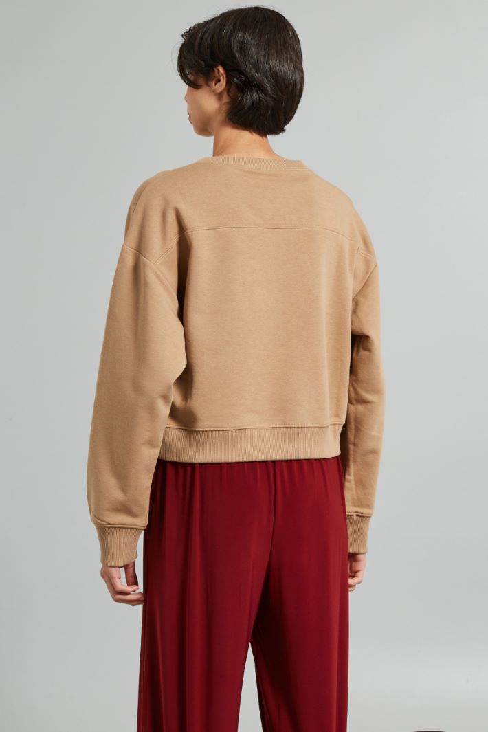 Short oversized sweatshirt with patch Intrend - 2