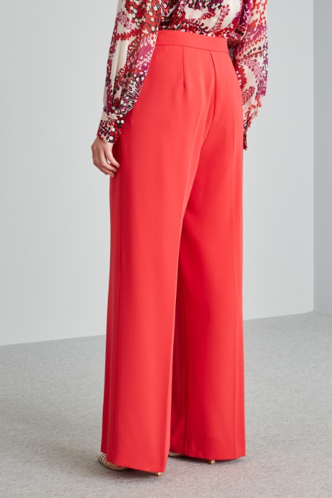 Pantalones holgados con pliegue