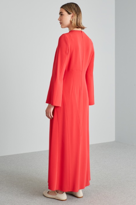 Abito lungo con maniche svasate