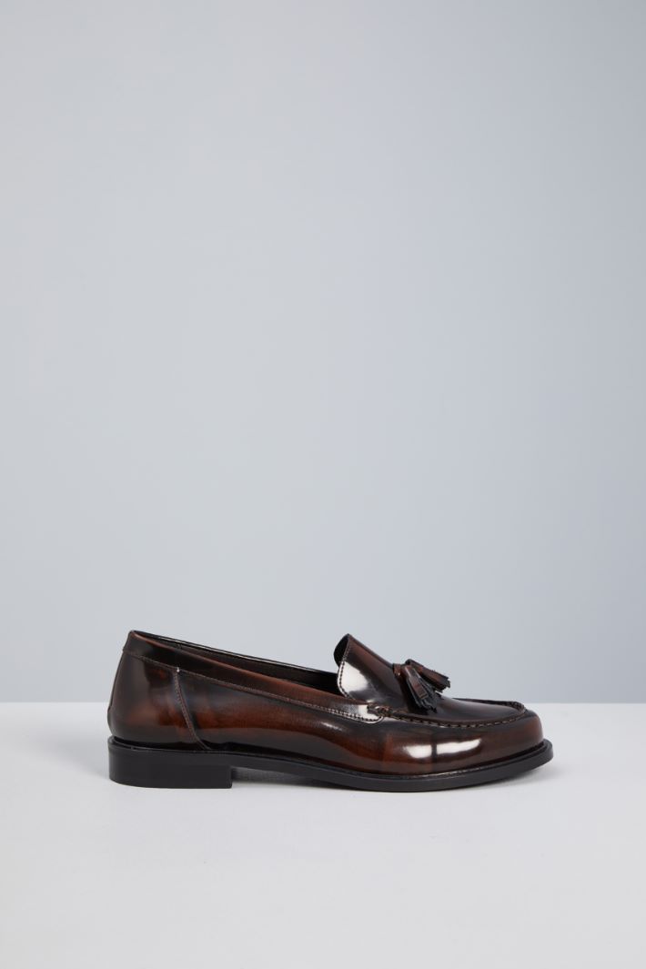 Shiny loafers with tassels Intrend