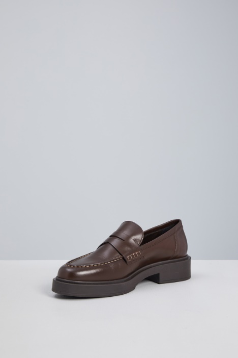 Mocassini in pelle con impunture