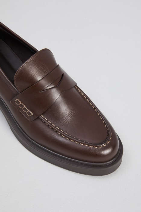 Mocassini in pelle con impunture