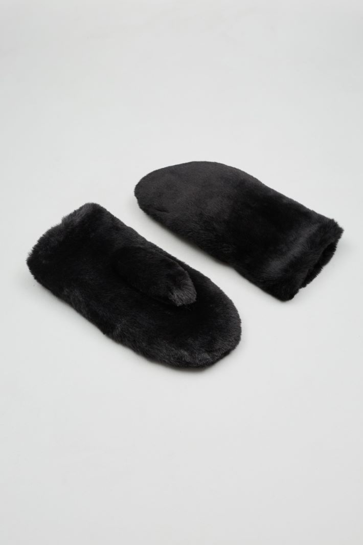 Faux fur gloves Intrend