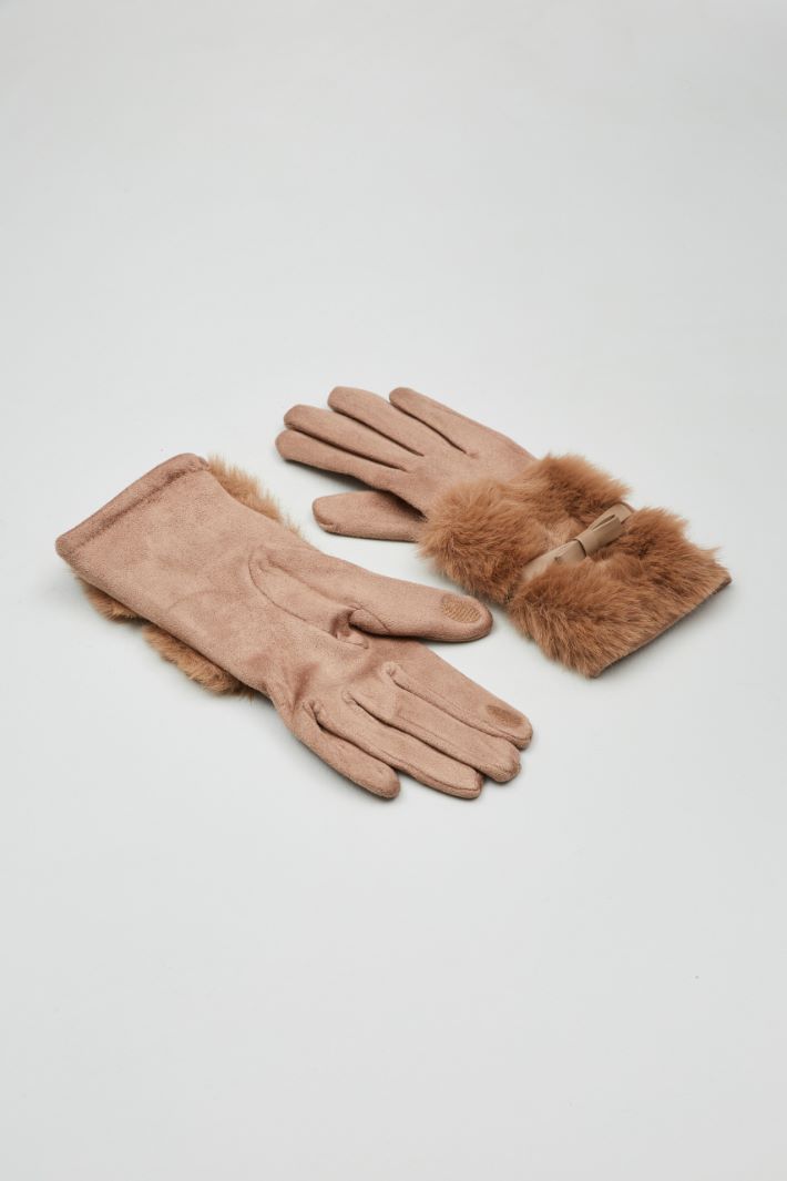 Faux fur trimmed gloves Intrend