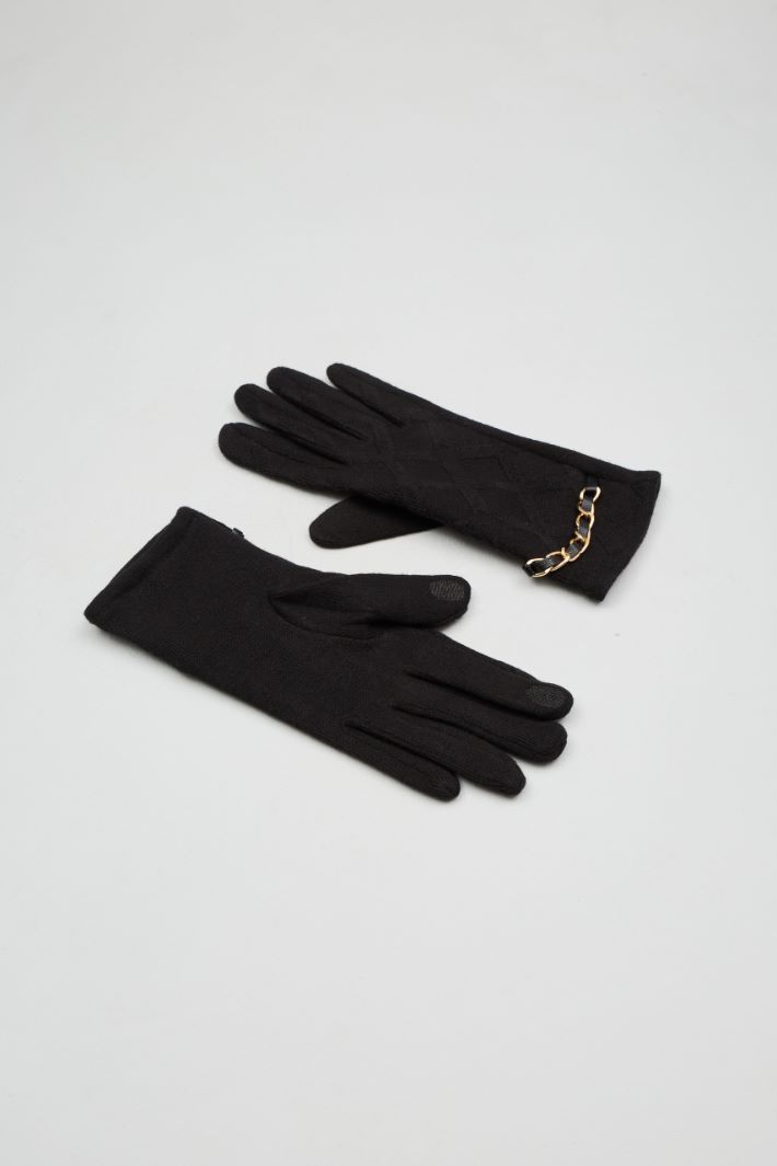 Chain-embellished gloves Intrend