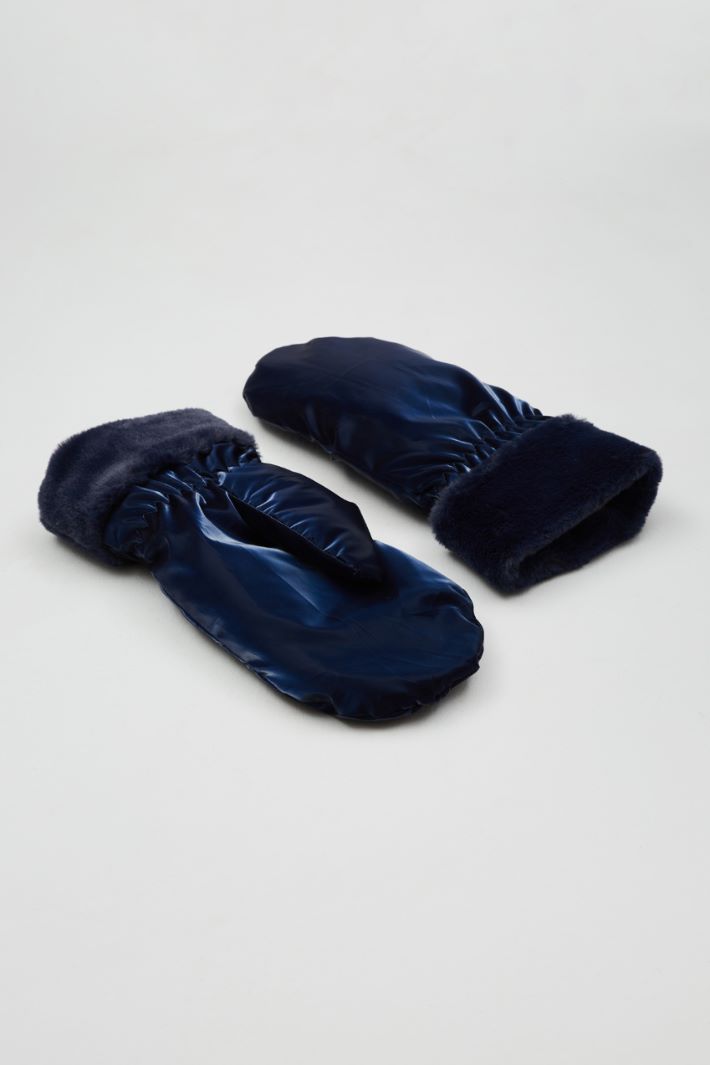 Technical satin mittens Intrend