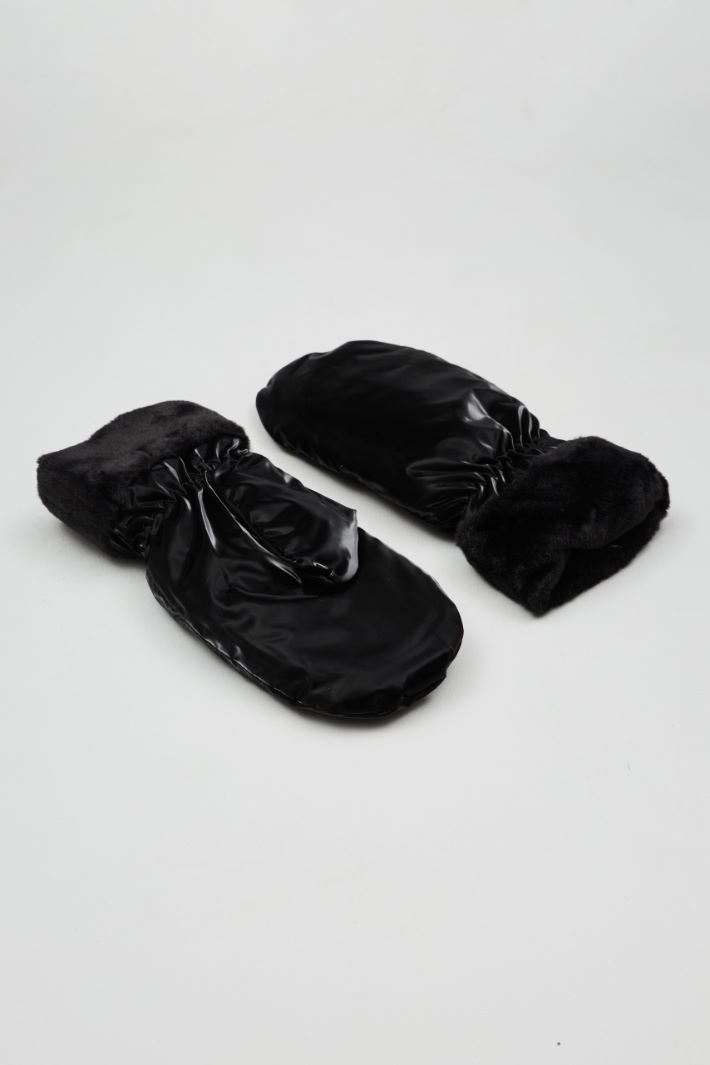 Technical satin mittens Intrend