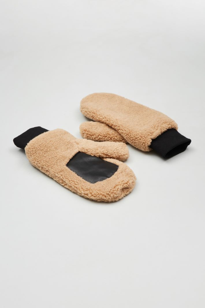 Plush mittens Intrend