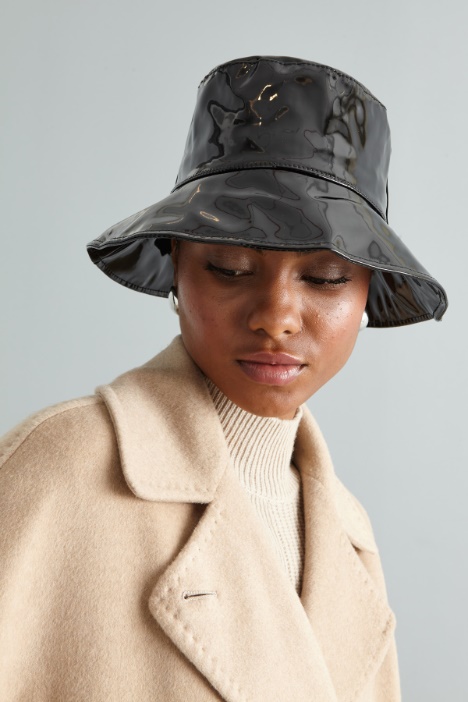 Cappello da pescatore in vernice