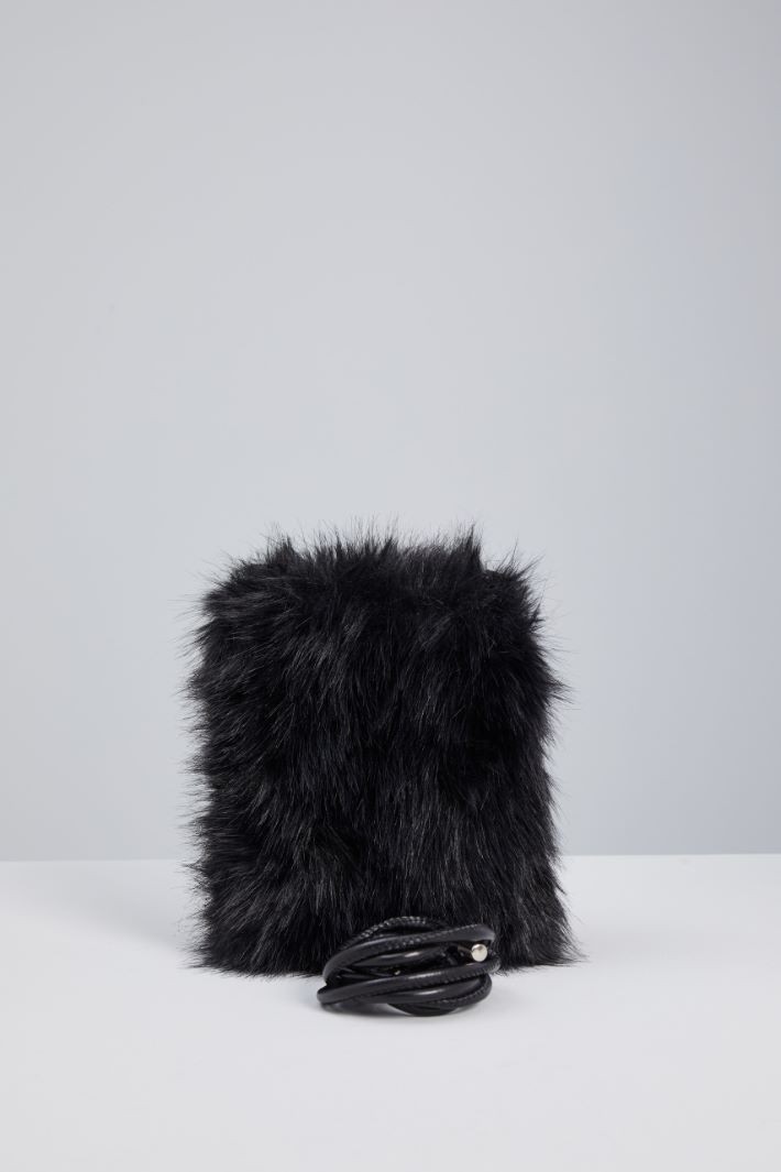 Faux fur cell phone holder Intrend - 3