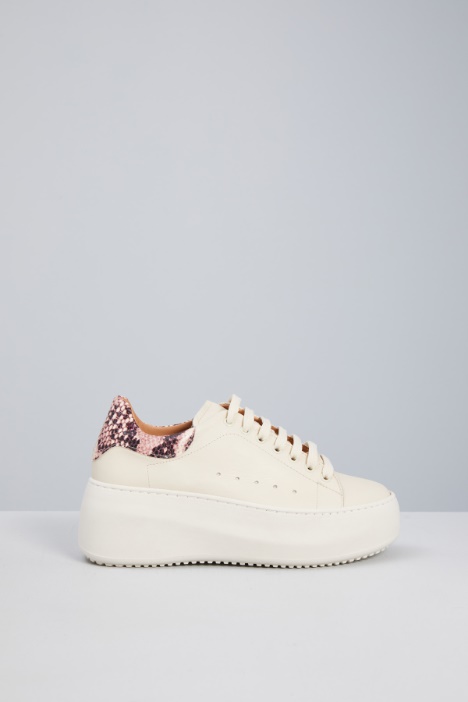 Sneakers with platform sole Intrend