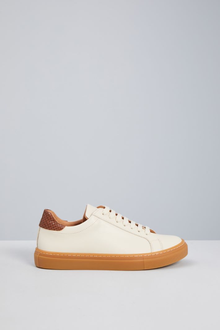 Sneakers with contrasting sole Intrend