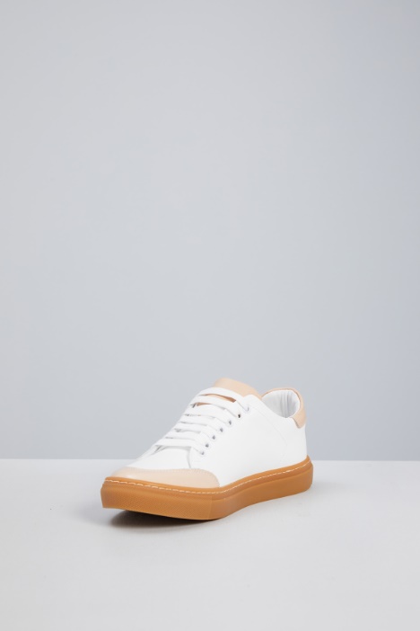 Zapatillas con inserciones de charol