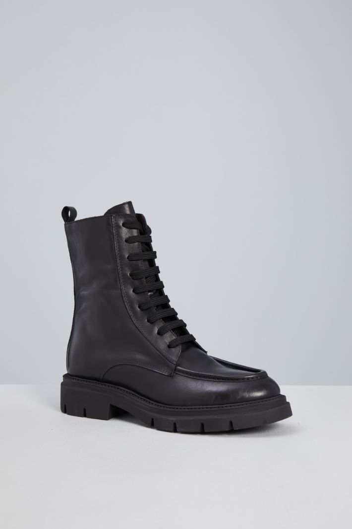 Combat boots with stitched pattern Intrend - 2