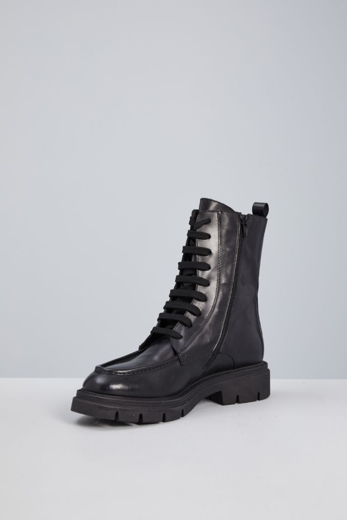 Combat boots with stitched pattern Intrend - 3