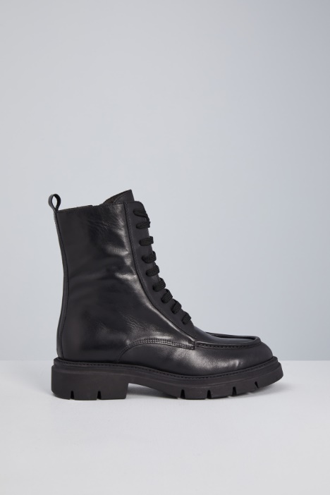 Combat boots with stitched pattern Intrend