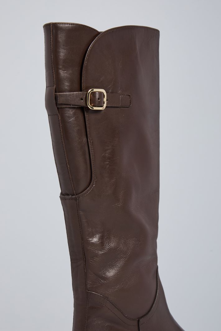 Buckle-detailed leather boots Intrend - 4