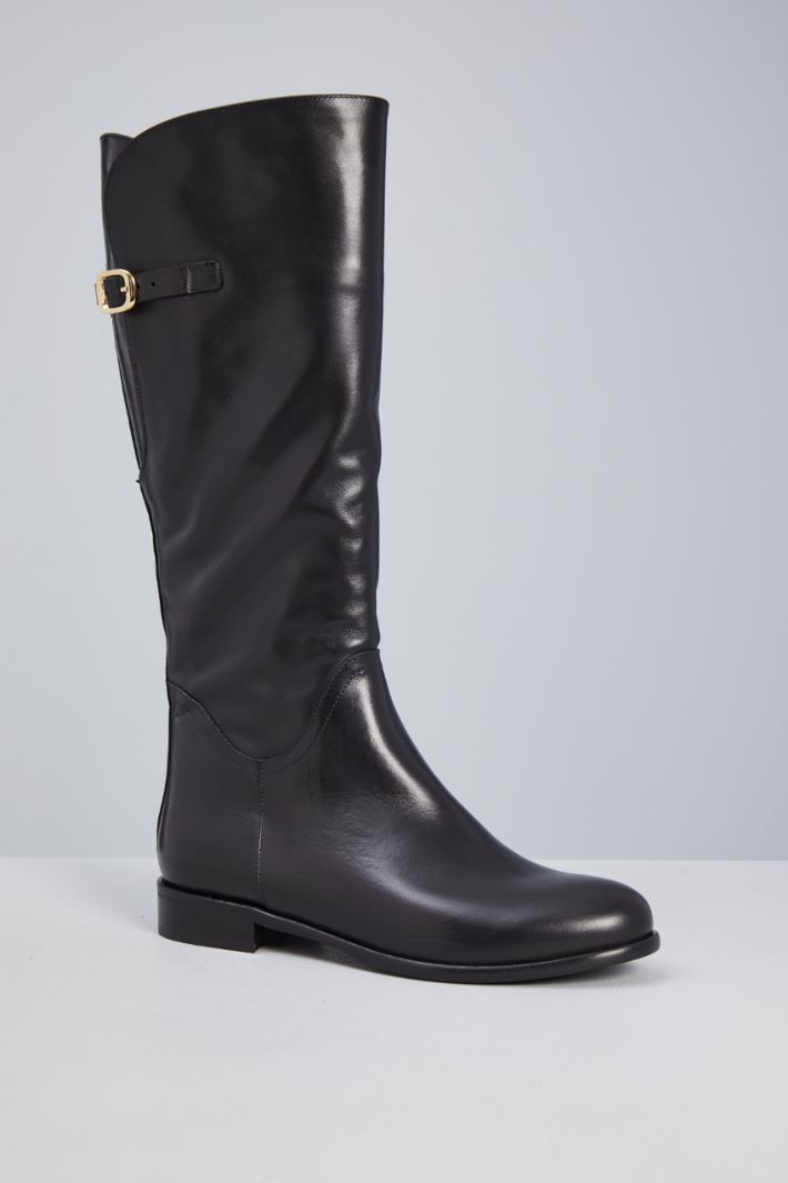 Buckle-detailed leather boots Intrend - 2