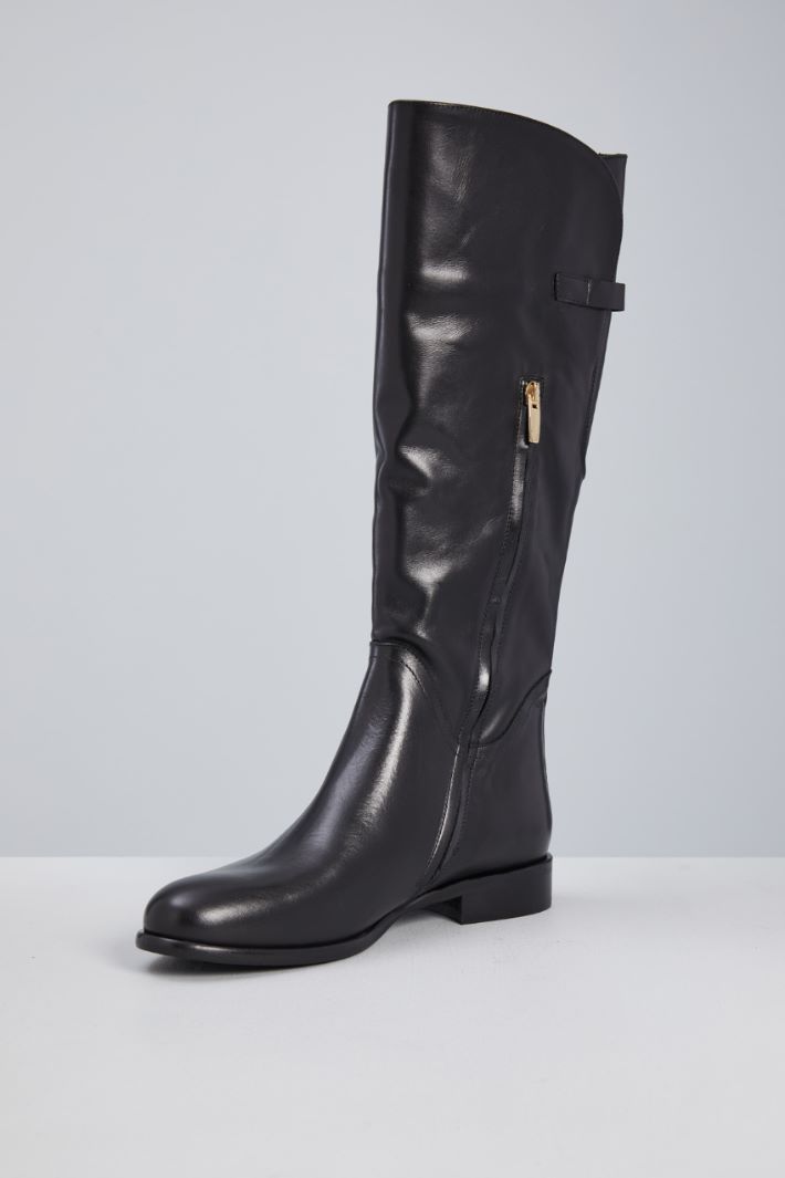 Buckle-detailed leather boots Intrend - 3