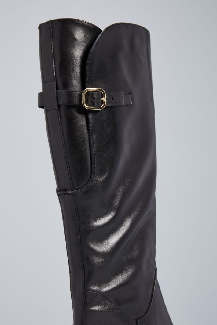 Buckle-detailed leather boots Intrend - 4