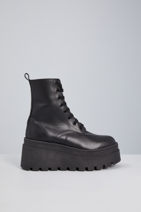 Combat boots with high sole Intrend