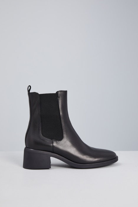 Ankle boots with elastic inserts Intrend