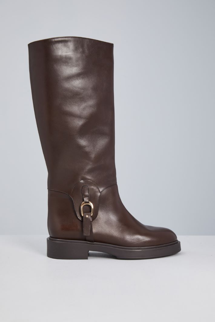 Buckle-embellished leather boots Intrend