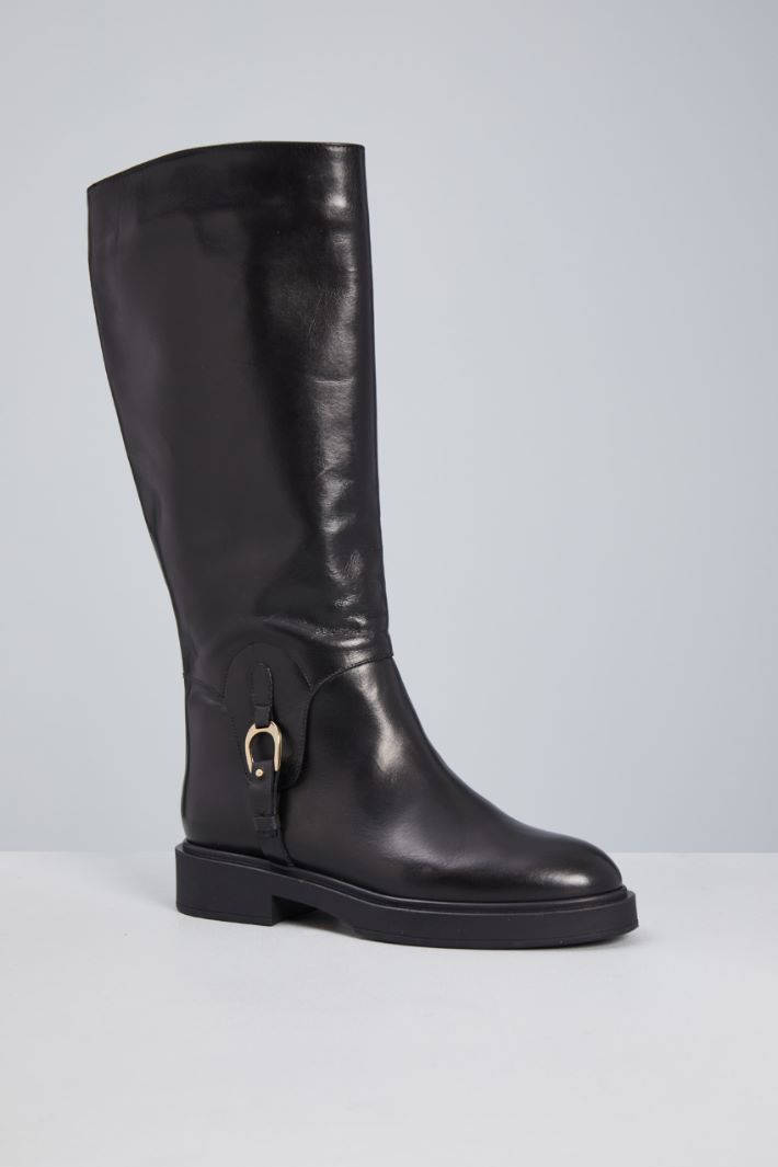 Buckle-embellished leather boots Intrend - 2