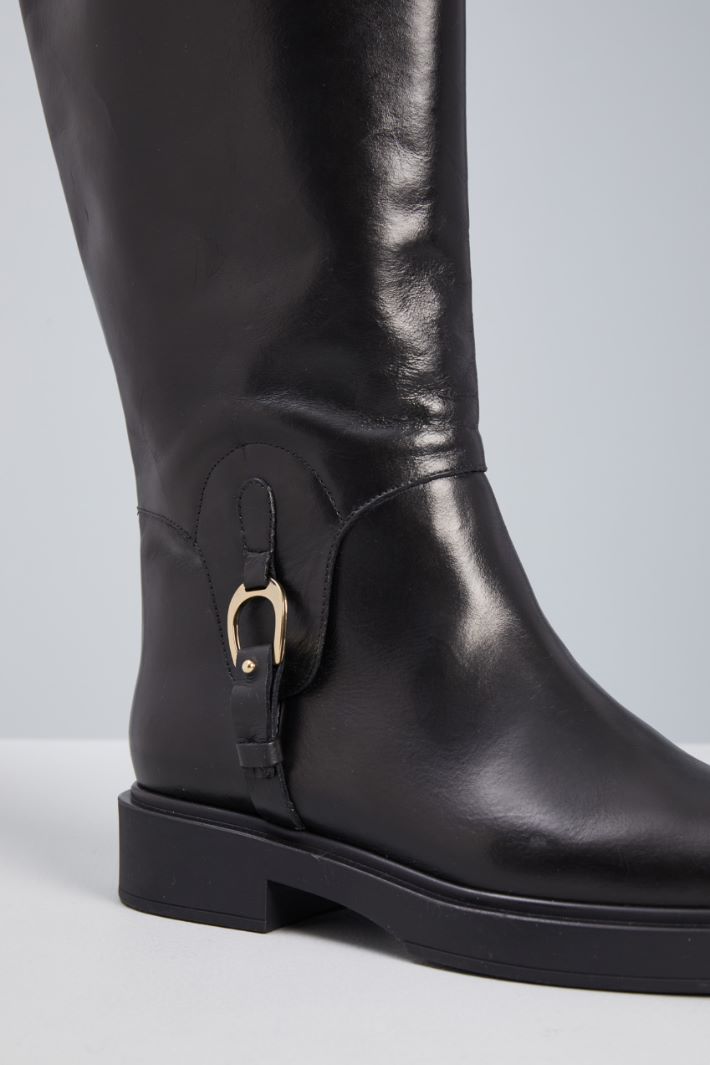 Buckle-embellished leather boots Intrend - 4