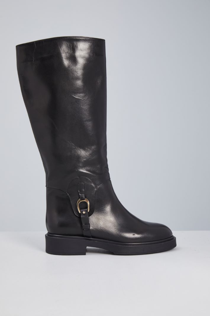 Buckle-embellished leather boots Intrend