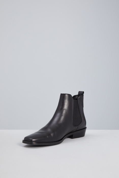 Stivaletti in pelle a punta