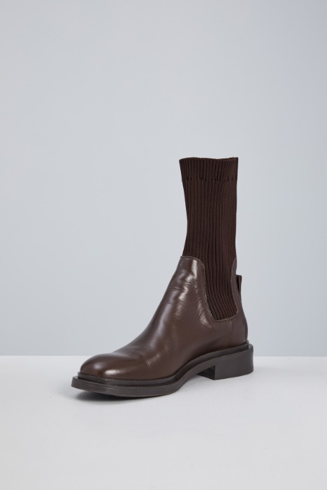 Botines con aplicación de punto