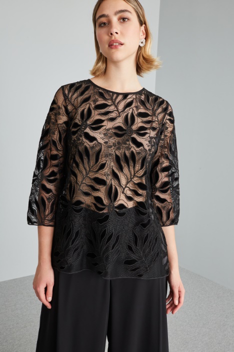 Embroidered lace top Intrend