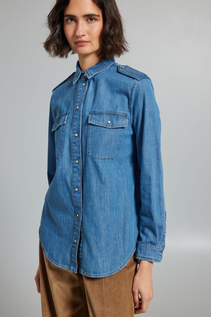 Camicia in denim con alamari Intrend - 3