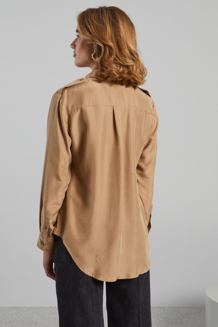 Epaulette-detail silk shirt Intrend - 2