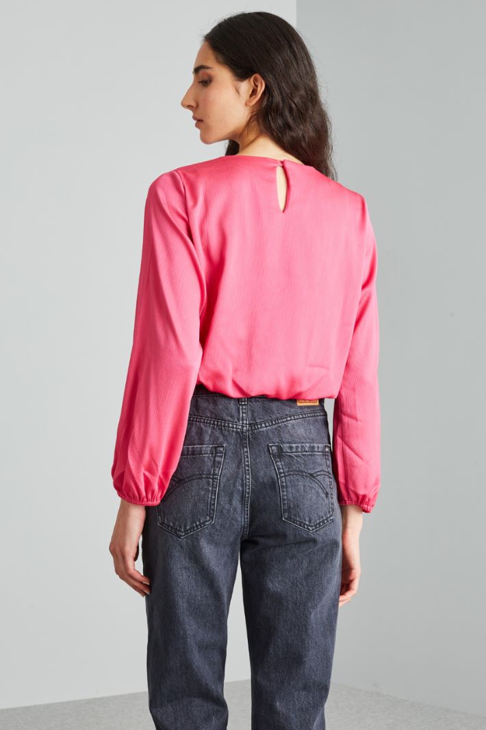 Blusa cropped in creponne Intrend - 2