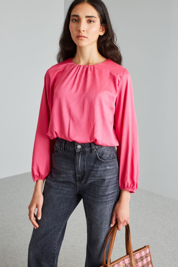 Blusa cropped in creponne Intrend - 3