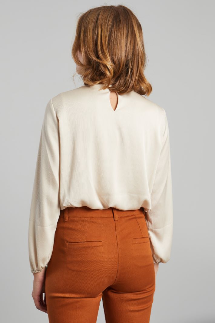 Cropped crepon blouse Intrend - 2