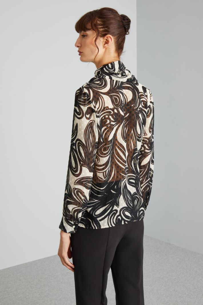 Plumetis scarf-adorned shirt Intrend - 2