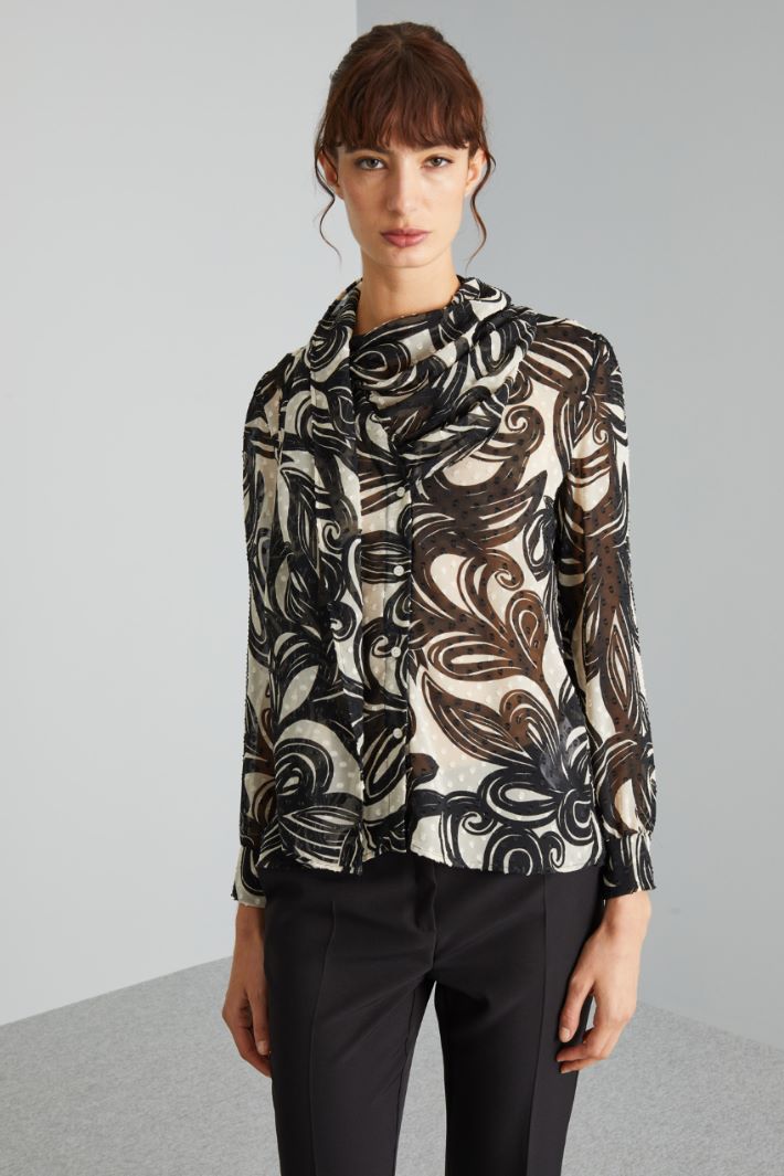 Plumetis scarf-adorned shirt Intrend - 3