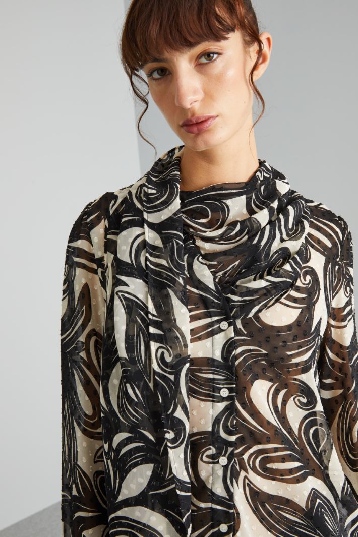 Plumetis scarf-adorned shirt Intrend - 4