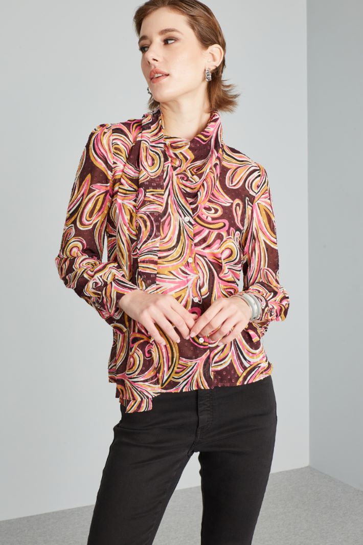 Plumetis scarf-adorned shirt Intrend - 3